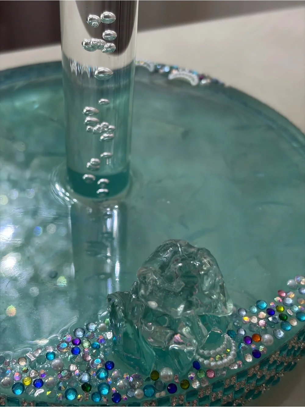 Resin paper towel holder countertop
